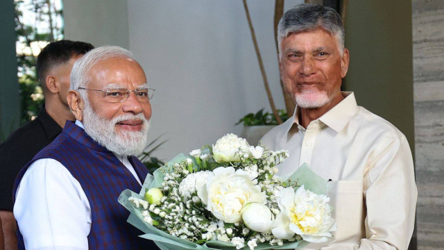 మోదీకి వెంకటగిరి జామ్దానీ శ్రీవారి చిత్రం... బలపడుతున్న నమో-నారా బంధం!
