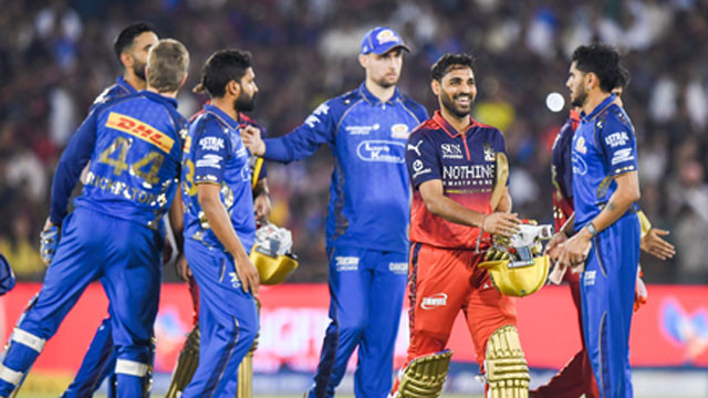 ఐపీఎల్ నుంచి ముంబై అవుట్.. థ్రిల్లర్ మ్యాచ్‌లో ఆర్సీబీ అద్భుత విజయం