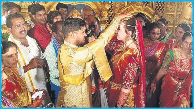 ఖండాలు దాటిన ప్రేమ... ఆదిలాబాద్ అబ్బాయిని పెళ్లాడిన లండన్ అమ్మాయి