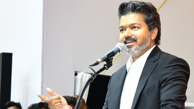 తన డ్రెస్సుతోనూ ద్రవిడ సంప్రదాయాలను బ్రేక్ చేసిన విజయ్... ప్రమాణ స్వీకారం వేళ డార్క్ బ్లేజర్!