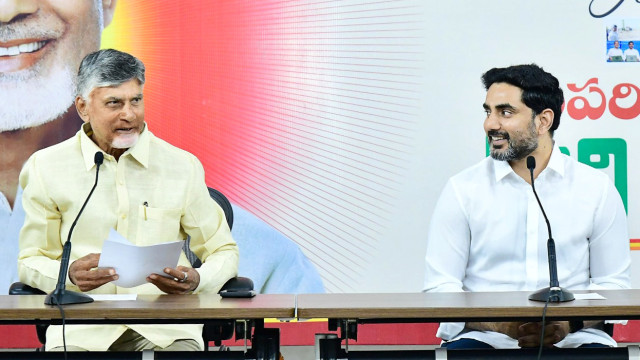ఒకే విమానంలో గౌహతి బయల్దేరిన చంద్రబాబు, లోకేష్