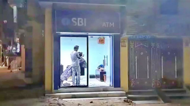 ఏటీఎంలో సెలూన్ షాప్.. ఎక్కడో తెలుసా?