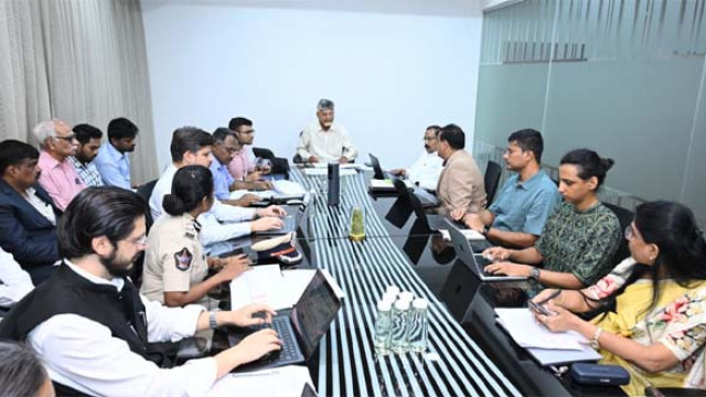 అర్హులందరికీ ఫ్యామిలీ బెనిఫిట్ కార్డులు: ఆర్టీజీఎస్ సమీక్షలో సీఎం చంద్రబాబు
