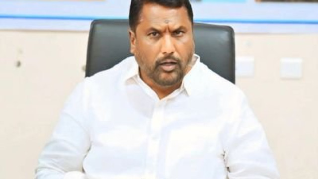 రోప్ తెగి కిందపడిన లిఫ్ట్... తెలంగాణ మంత్రికి తప్పిన ప్రమాదం