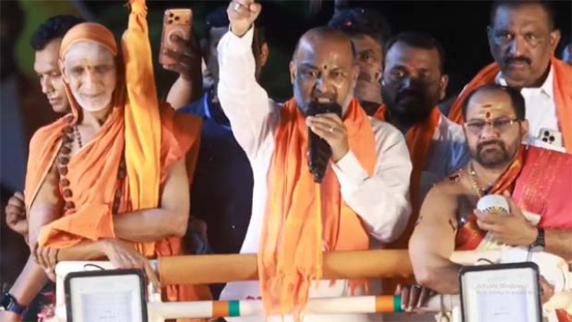 నా కుమారుడ్ని నేరస్తుడిగా చూపే ప్రయత్నం చేస్తున్నారు: బండి సంజయ్ ఆవేదన