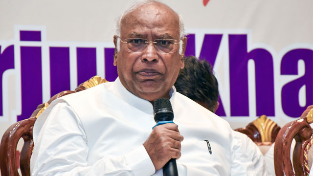 పొదుపు పాఠాలు చెప్పే మోదీ ప్రచార ఖర్చు రూ. 5,987 కోట్లు: ఖర్గే