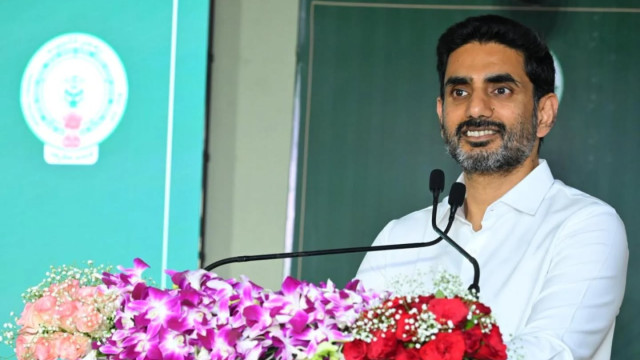 పుట్టపర్తి విమానాశ్రయానికి చేరుకున్న నారా లోకేష్... ఘనస్వాగతం పలికిన టీడీపీ శ్రేణులు