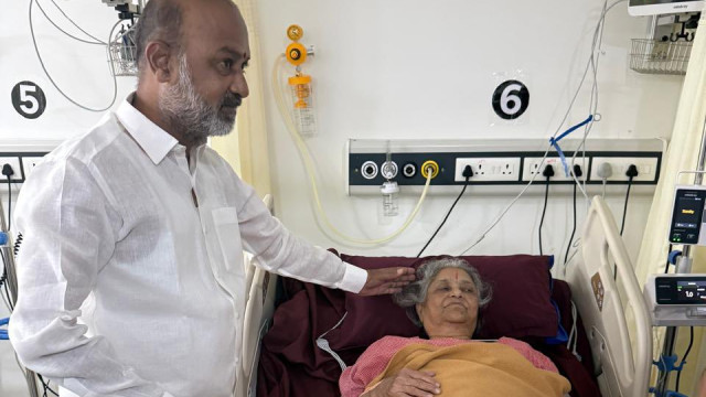 బండి సంజయ్ తల్లి శకుంతలకు గుండెపోటు