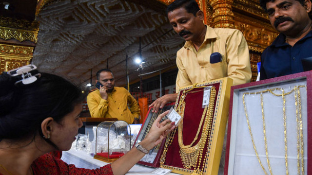పసిడి ప్రియులకు ఊరట.. భారీగా తగ్గిన బంగారం, వెండి ధరలు