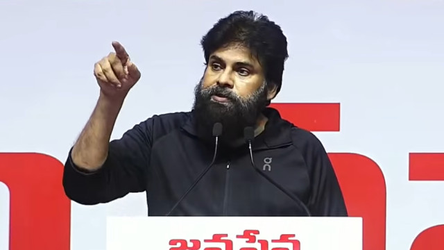 పొరుగు రాష్ట్రం నేతతో నన్ను పోల్చవద్దు.. అండగా ఉంటానన్న నేతలు ఆ రోజు పారిపోయారు: పవన్ కల్యాణ్