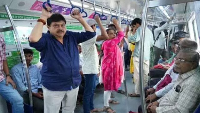 మెట్రోలో సాధారణ ప్రయాణికుడిలా తెలంగాణ బీజేపీ చీఫ్ రాంచందర్ రావు