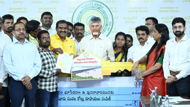 పోలవరం నిర్వాసితులకు రూ.306 కోట్ల ప్యాకేజీ, ఇళ్ల తాళాలు అందించిన సీఎం చంద్రబాబు