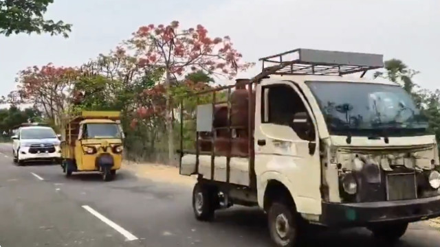 తెలంగాణలోని ఈ గ్రామంలో గ్యాస్ సిలిండర్లకు పోలీసు కాపలా... వీడియో ఇదిగో!