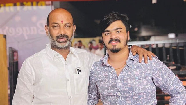 ఒకవైపు కోర్టులో విచారణ.. మరోవైపు భగీరథ్ కోసం పోలీసుల గాలింపు