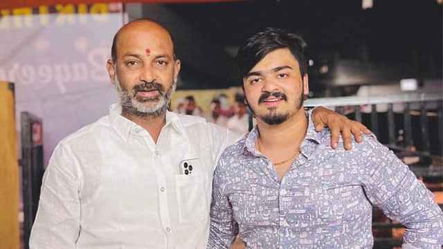 బండి భగీరథ్‌కు షాక్‌.. దేశం వీడకుండా లుకౌట్‌ నోటీసులు