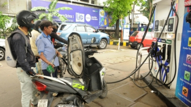 పెట్రోల్, డీజిల్ ధరలు లీటర్‌కు రూ.10 పెరిగే అవకాశం!
