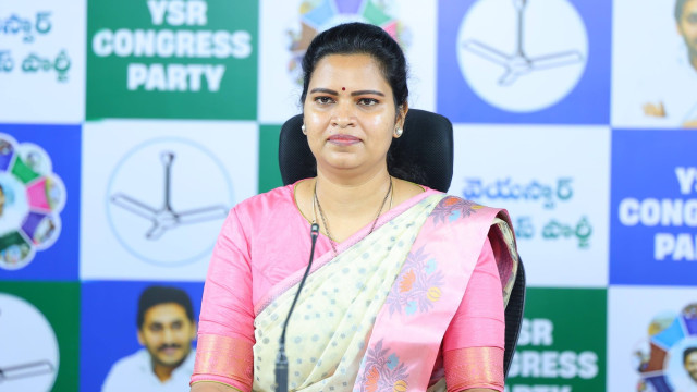 నరసరావుపేట డీఎస్పీకి తన పాస్‌పోర్ట్‌ అప్పగించిన విడదల రజని