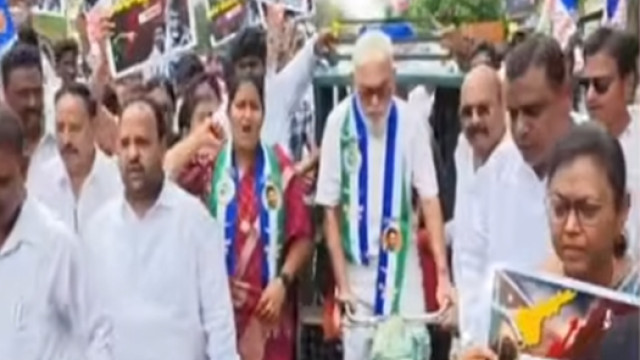 రిక్షా తొక్కుతూ నిరసన వ్యక్తం చేసిన అంబటి రాంబాబు