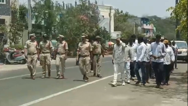 వరంగల్ లో రౌడీషీటర్లతో రోడ్డుపై పరేడ్ చేయించిన పోలీసులు