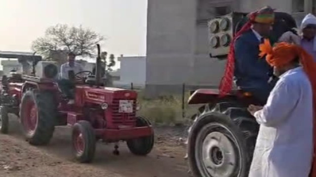 రాజస్థాన్‌లో 21 ట్రాక్టర్లతో పెళ్లి ఊరేగింపు.. స్వయంగా ట్రాక్టర్ నడిపిన వరుడు