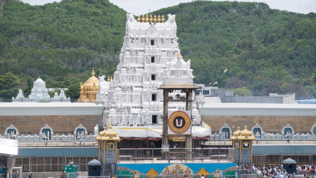 తిరుమలలో భక్తజన సంద్రం.. శ్రీవారి సర్వదర్శనానికి 30 గంటలు!