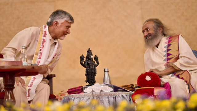 ఐటీకి ఆద్యుడు చంద్రబాబే: ఆర్ట్ ఆఫ్ లివింగ్ వేదికపై శ్రీశ్రీ రవిశంకర్ కితాబు