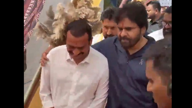 బండ్ల గణేష్ తో చాలా క్లోజ్ గా పవన్ కల్యాణ్... వీడియో వైరల్