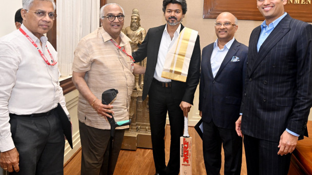 ముఖ్యమంత్రి విజయ్‌కి కోహ్లీ సంతకం చేసిన ఎంఆర్ఎఫ్ బ్యాట్ గిఫ్ట్