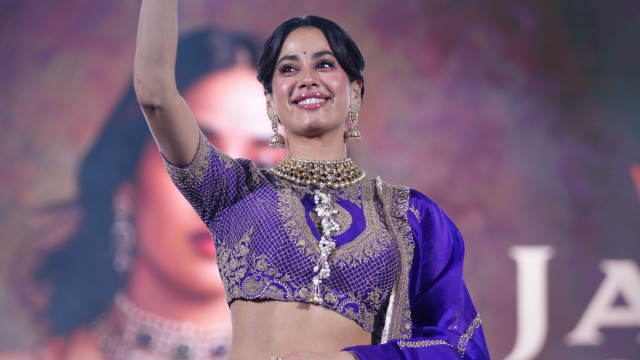 'పెద్ది' ఈవెంట్‌లో జాన్వీ కపూర్ మెరుపులు.. రాయల్ లుక్‌లో అదరగొట్టిన బ్యూటీ
