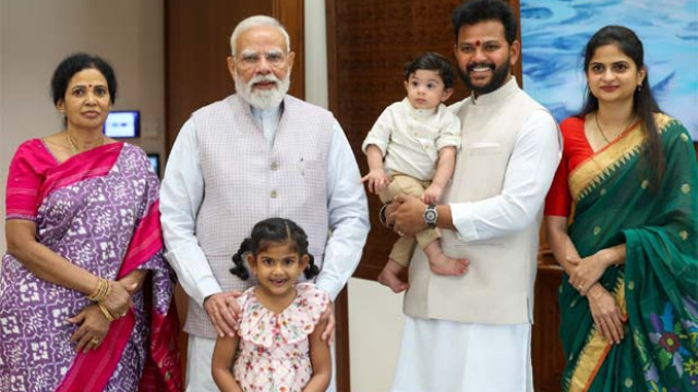 ప్రధాని మోదీతో రామ్మోహన్ నాయుడు కుటుంబం.. పనితీరుపై ప్రశంసలు
