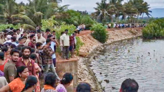 కర్ణాటకలో విషాదం... ఆల్చిప్పల కోసం నదిలో దిగి 8 మంది మృతి