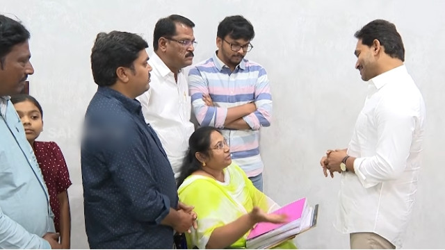మా కుమార్తె కేసులో న్యాయం చేయండి.. జగన్‌ను వేడుకున్న సుగాలి ప్రీతి తల్లిదండ్రులు!