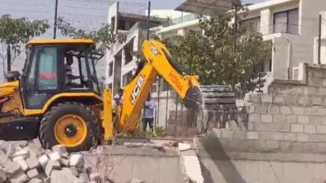 కోకాపేట్ కొత్తచెరువులో హైడ్రా యాక్షన్.. గోల్డ్ ఫిష్ విల్లాస్ ప్రహరీ గోడ కూల్చివేత!