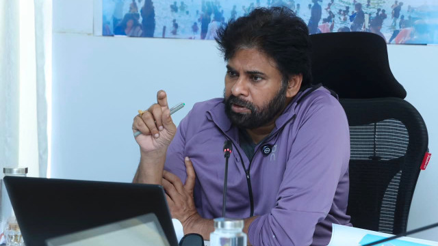 రాజమండ్రిలో పవన్ కల్యాణ్‌ను కలిసిన టాలీవుడ్ నిర్మాతలు