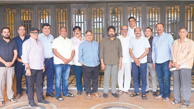 చిరంజీవి జోక్యంతో 'పర్సంటేజీ' నిర్ణయం వాయిదా.. రెంటల్ విధానంలోనే 'పెద్ది' సినిమా!