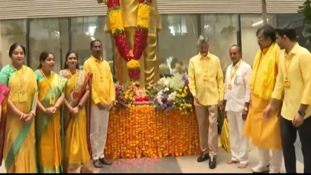 అట్టహాసంగా ప్రారంభ‌మైన మ‌హానాడు.. జెండా ఎగరేసిన చంద్రబాబు