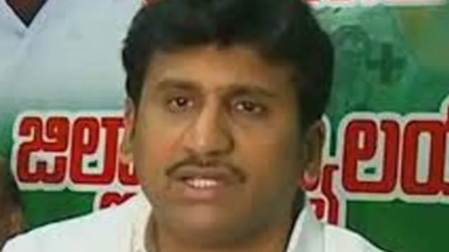 మా అన్నను అక్రమంగా అరెస్ట్ చేశారు: మాజీ ఎమ్మెల్యే తోపుదుర్తి ప్రకాష్ రెడ్డి