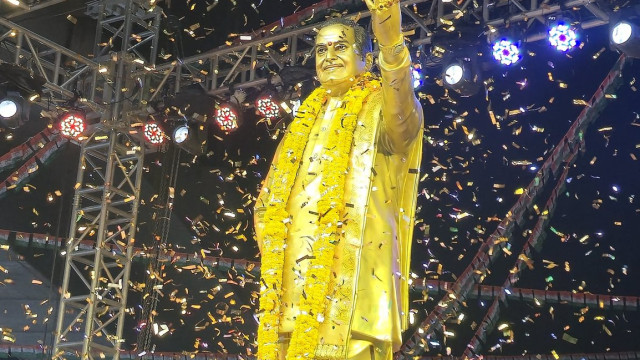 ఎన్టీఆర్ విగ్రహాన్ని ఆవిష్కరించిన సీఎం రేవంత్ రెడ్డి... కార్యక్రమానికి హాజరైన నందమూరి కుటుంబ సభ్యులు