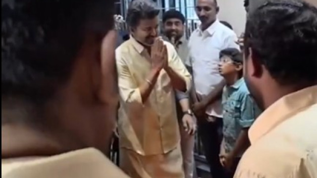 మేనేజర్ గృహప్రవేశం.. సంప్రదాయ దుస్తుల్లో దర్శనమిచ్చిన సీఎం విజయ్