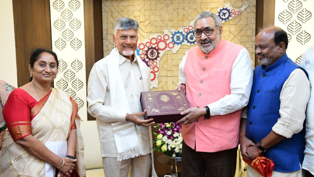 సీఎం చంద్రబాబుతో కేంద్ర జౌళి శాఖ మంత్రి గిరిరాజ్ సింగ్ భేటీ.. ఏపీకి పూర్తి సహకారం అందిస్తామని హామీ