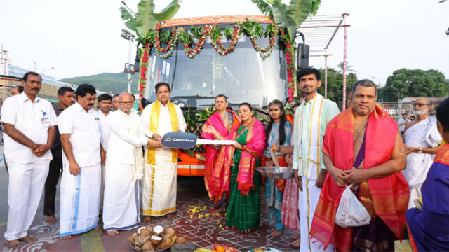 తిరుమల శ్రీవారికి ఖరీదైన బస్సు విరాళంగా ఇచ్చిన భక్తురాలు