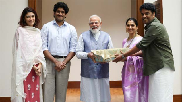 తమ కుమార్తె వివాహానికి ప్రధాని మోదీని ఆహ్వానించిన కుష్బూ, సుందర్ దంపతులు