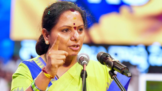 ఆ విషయం చిట్‌చాట్‌లో చెప్పడం కాదు... అధికారికంగా ప్రకటించాలి: కవిత డిమాండ్