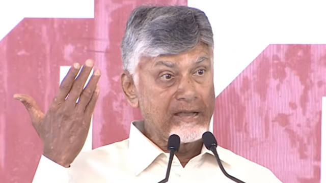మీటింగ్ ల నుంచి జనం వెళ్లిపోకుండా కందకాలు తవ్వారు: చామవరం సభలో చంద్రబాబు