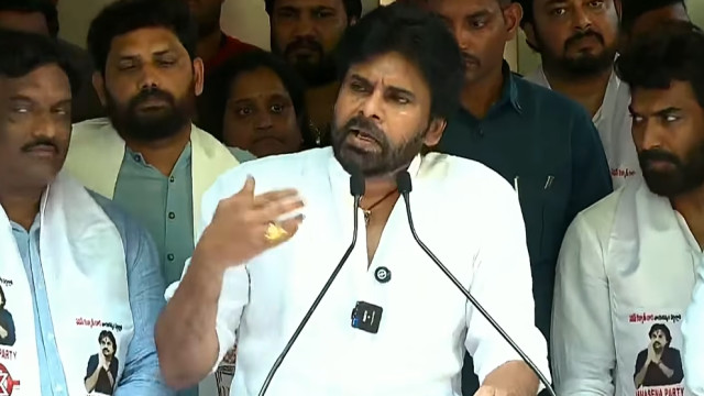 గద్దర్‌కు బండి కొనిచ్చా.. బతికున్నప్పుడు మీరేం చేశారు?: పవన్ కల్యాణ్ భావోద్వేగం