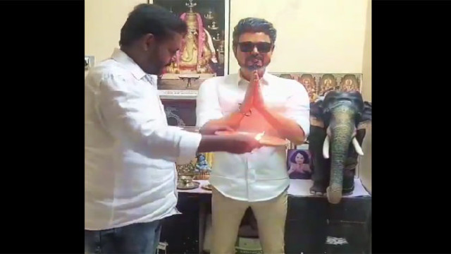 వీరాభిమానం.. నటుడు విజయ్ విగ్రహానికి పూజలు.. వీడియో వైరల్