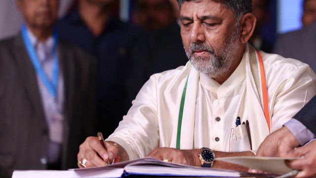వచ్చీరావడంతోనే వరాల జల్లు కురిపించిన డీకే శివకుమార్... తొలి ప్రకటన ఇదే!