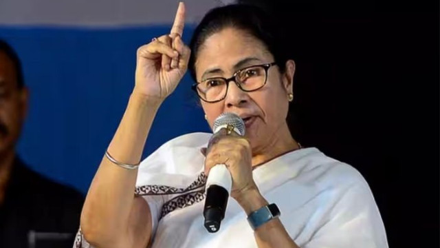 మమతకు భారీ షాక్: బీజేపీ వైపు 20 మంది టీఎంసీ ఎంపీల చూపు!