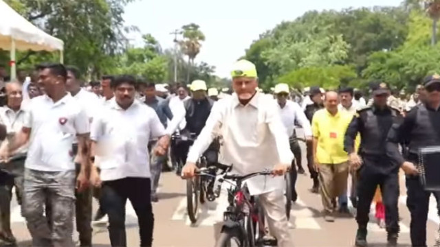 ఎండను లెక్కచేయకుండా.. విశాఖ రోడ్లపై సీఎం చంద్రబాబు సైకిల్ సవారీ