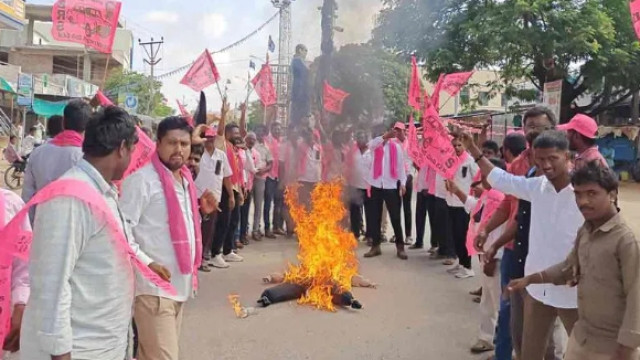 రేవంత్ దిష్టి బొమ్మను దగ్ధం చేసిన బీఆర్ఎస్ శ్రేణులు.. సీఎం డౌన్ డౌన్ అంటూ నినాదాలు!